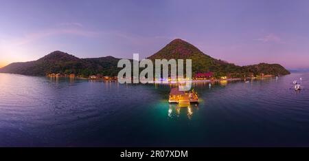 Luftaufnahme, El Rio Y Mar Resort, Bungalow Resort, Nachtblick, Hotel, Anlegestelle, Bar, Busuanga Island, Calamian Islands, Palawan Province, Sulu Sea Stockfoto