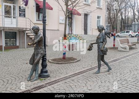 Chisinau, Moldawien - 9. März 2023: Skulptur der Liebenden auf der Strada Eugen Doga Straße. Stockfoto