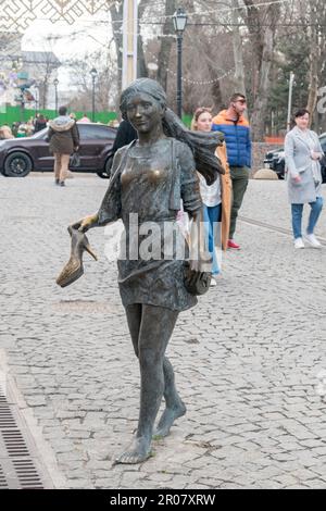 Chisinau, Moldawien - 9. März 2023: Lady of Skulpture of Lovers in Strada Eugen Doga Street. Stockfoto