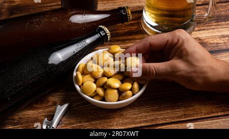 Gesalzene Lupinenbohnen mit Bier auf dem Tisch Stockfoto