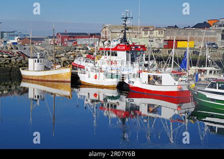 Fischerboote, die sich im glatten Wasser eines Hafenbeckens, der Eismeerkathedrale, Vardoe, der Halbinsel Varanger, Finnmark, Arktis, Norwegen Stockfoto