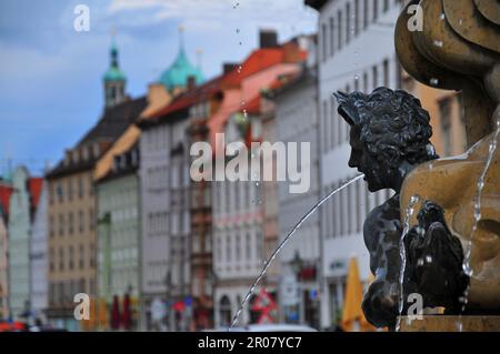 Wasserspeier am Hercules-Brunnen in Augsburg, mit Rathaus und Stadthäusern im Hintergrund, Deutschland Stockfoto