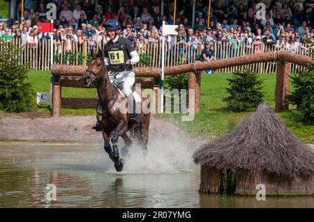 William Fox-Pitt reitet Grafennacht und repräsentiert GROSSBRITANNIEN. 7. Mai 2023. Während der Cross Country Phase am 3. Tag der 2023 Badminton Horse Trials präsentiert von MARS im Badminton House bei Bristol, Gloucestershire, England, Großbritannien. Kredit: Jonathan Clarke/Alamy Live News Stockfoto