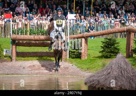 William Fox-Pitt reitet Grafennacht und repräsentiert GROSSBRITANNIEN. 7. Mai 2023. Während der Cross Country Phase am 3. Tag der 2023 Badminton Horse Trials präsentiert von MARS im Badminton House bei Bristol, Gloucestershire, England, Großbritannien. Kredit: Jonathan Clarke/Alamy Live News Stockfoto