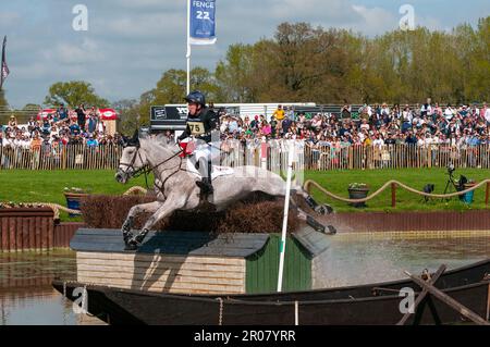 Oliver Townend reitet in der Ballaghmor-Klasse und repräsentiert GREAT, UK. 7. Mai 2023. Während der Cross Country Phase am 3. Tag der 2023 Badminton Horse Trials präsentiert von MARS im Badminton House bei Bristol, Gloucestershire, England, Großbritannien. Kredit: Jonathan Clarke/Alamy Live News Stockfoto