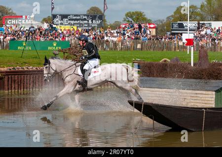 Oliver Townend reitet in der Ballaghmor-Klasse und repräsentiert GREAT, UK. 7. Mai 2023. Während der Cross Country Phase am 3. Tag der 2023 Badminton Horse Trials präsentiert von MARS im Badminton House bei Bristol, Gloucestershire, England, Großbritannien. Kredit: Jonathan Clarke/Alamy Live News Stockfoto