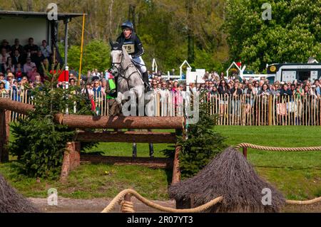 Oliver Townend reitet in der Ballaghmor-Klasse und repräsentiert GREAT, UK. 7. Mai 2023. Während der Cross Country Phase am 3. Tag der 2023 Badminton Horse Trials präsentiert von MARS im Badminton House bei Bristol, Gloucestershire, England, Großbritannien. Kredit: Jonathan Clarke/Alamy Live News Stockfoto