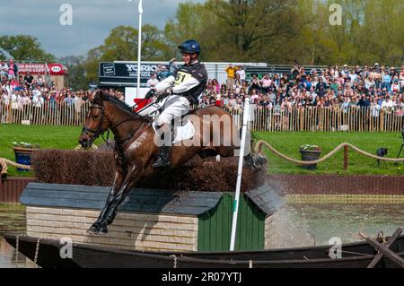 William Fox-Pitt reitet Grafennacht und repräsentiert GROSSBRITANNIEN. 7. Mai 2023. Während der Cross Country Phase am 3. Tag der 2023 Badminton Horse Trials präsentiert von MARS im Badminton House bei Bristol, Gloucestershire, England, Großbritannien. Kredit: Jonathan Clarke/Alamy Live News Stockfoto