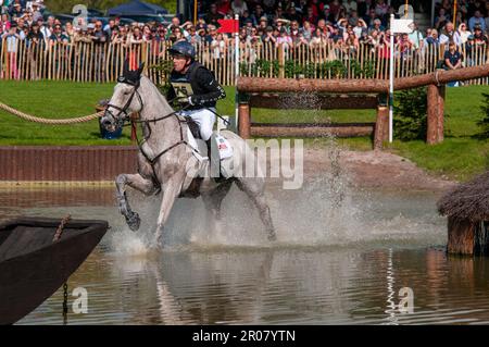 Oliver Townend reitet in der Ballaghmor-Klasse und repräsentiert GREAT, UK. 7. Mai 2023. Während der Cross Country Phase am 3. Tag der 2023 Badminton Horse Trials präsentiert von MARS im Badminton House bei Bristol, Gloucestershire, England, Großbritannien. Kredit: Jonathan Clarke/Alamy Live News Stockfoto