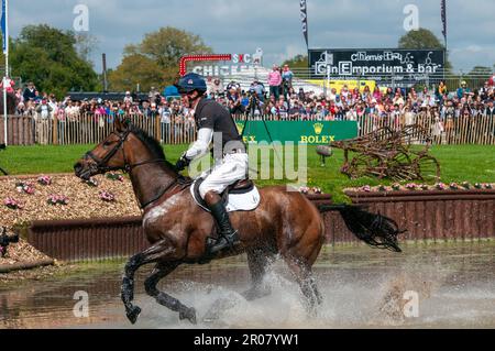 William Fox-Pitt reitet Grafennacht und repräsentiert GROSSBRITANNIEN. 7. Mai 2023. Während der Cross Country Phase am 3. Tag der 2023 Badminton Horse Trials präsentiert von MARS im Badminton House bei Bristol, Gloucestershire, England, Großbritannien. Kredit: Jonathan Clarke/Alamy Live News Stockfoto