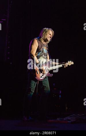 Costa Mesa, Kalifornien, 6. August 2014: Deep Purple Gitarrist Steve Morse im Rampenlicht des Pacific Amphitheatre. Stockfoto