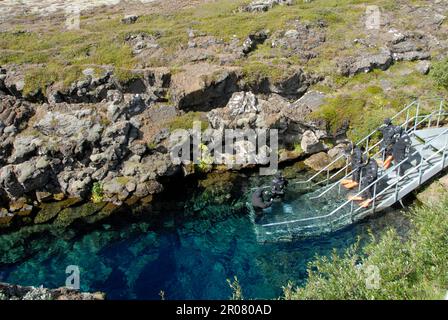 Thingvellir, Island. 02. Aug. 2022. Schnorchler bereiten sich auf ihren Tauchgang in der Silfra-Spalte im Thingvellir National Park am Golden Circle vor. Die Spalte ist eine Touristenattraktion, vor allem für Taucher und Schnorchler. Kredit: Finn Huwald/dpa/Alamy Live News Stockfoto