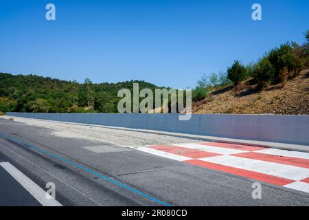 Notbremsbereich für Fahrzeuge auf Autobahnabfahrt, mit Schotter. Stockfoto