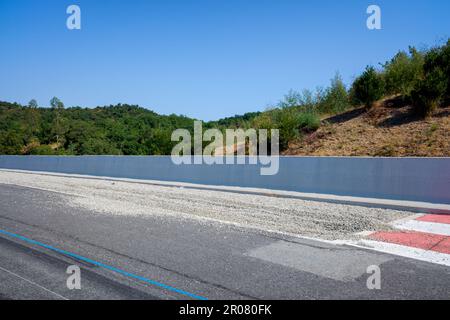 Notbremsbereich für Fahrzeuge auf Autobahnabfahrt, mit Schotter. Stockfoto