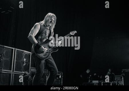 Costa Mesa, Kalifornien, 6. August 2014: Deep Purple Gitarrist Steve Morse im Rampenlicht des Pacific Amphitheatre. Stockfoto