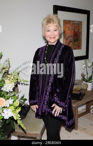 6. Mai 2023, Ojai, Kalifornien, USA: OJAI, KALIFORNIEN - 6. MAI 2023: Dee Wallace bei der Hochzeit von Anson Williams und Sharon MaHarry in einer privaten Residenz. (Kreditbild: © Nina Prommer/ZUMA Press Wire) NUR REDAKTIONELLE VERWENDUNG! Nicht für den kommerziellen GEBRAUCH! Stockfoto