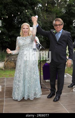 6. Mai 2023, Ojai, Kalifornien, USA: OJAI, KALIFORNIEN - 6. MAI 2023: Sharon MaHarry, Anson Williams wenige Augenblicke nach ihrer Hochzeit in einer privaten Residenz. (Kreditbild: © Nina Prommer/ZUMA Press Wire) NUR REDAKTIONELLE VERWENDUNG! Nicht für den kommerziellen GEBRAUCH! Stockfoto