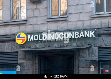 Chisinau, Moldau - 10. März 2023: Logo der Moldindconbank. Stockfoto