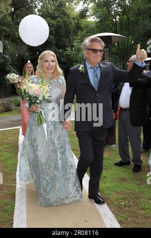 6. Mai 2023, Ojai, Kalifornien, USA: OJAI, KALIFORNIEN - 6. MAI 2023: Sharon MaHarry, Anson Williams wenige Augenblicke nach ihrer Hochzeit in einer privaten Residenz. (Kreditbild: © Nina Prommer/ZUMA Press Wire) NUR REDAKTIONELLE VERWENDUNG! Nicht für den kommerziellen GEBRAUCH! Stockfoto