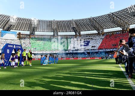 Neapel, Italien. 07. Mai 2023. Fans aus Neapel zeigen eine Koreographie mit den farben der italienischen Flagge während des Fußballspiels der Serie A zwischen SSC Napoli und ACF Fiorentina im Diego Armando Maradona Stadion in Neapel (Italien) am 7. Mai 2023. Kredit: Insidefoto di andrea staccioli/Alamy Live News Stockfoto