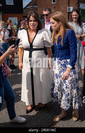 Prinzessin Beatrice (rechts) und Prinzessin Eugenie besuchen das „Coronation Big Lunch“ in Chalfont St Giles, Buckinghamshire. Tausende von Menschen im ganzen Land feiern am Sonntag das große Mittagessen der Krönung, um König Karl III. Und Königin Camilla zu krönen. Foto: Sonntag, 7. Mai 2023. Stockfoto