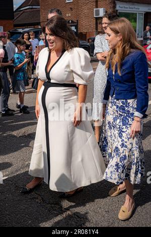 Prinzessin Beatrice (rechts) und Prinzessin Eugenie besuchen das „Coronation Big Lunch“ in Chalfont St Giles, Buckinghamshire. Tausende von Menschen im ganzen Land feiern am Sonntag das große Mittagessen der Krönung, um König Karl III. Und Königin Camilla zu krönen. Foto: Sonntag, 7. Mai 2023. Stockfoto