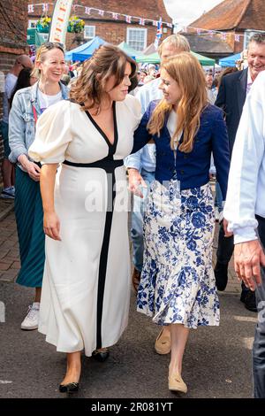 Prinzessin Beatrice (rechts) und Prinzessin Eugenie besuchen das „Coronation Big Lunch“ in Chalfont St Giles, Buckinghamshire. Tausende von Menschen im ganzen Land feiern am Sonntag das große Mittagessen der Krönung, um König Karl III. Und Königin Camilla zu krönen. Foto: Sonntag, 7. Mai 2023. Stockfoto