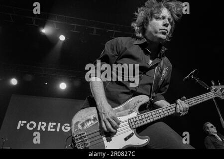 12. April 2015, Las Vegas, Nevada: Bassist Jeff Pilsen tritt mit Ausländern auf einer Firmenmesse auf. Stockfoto