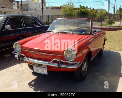 Lanus, Argentinien - 24. September 2022: Old Red 1960er Fiat 800 Spider Vignale, erbaut in Argentinien. Sonniger Tag. 2022 AAA Oldtimer-Show. Stockfoto