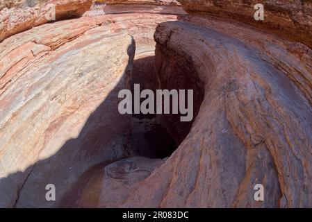 Der erste Wasserfall im North Fork des Lower Soap Creek Canyon in Marble Canyon, Arizona. Stockfoto