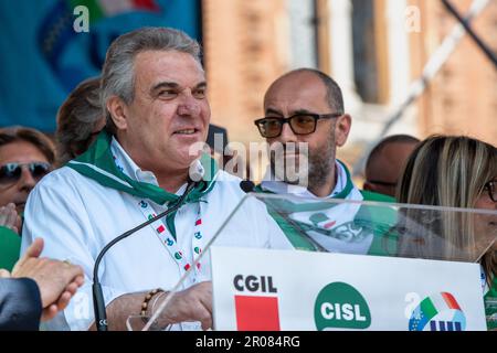 Bologna, Italien. 06. Mai 2023. Luigi Sbarra Generalsekretär des CISL spricht während der Gewerkschaftsdemonstration zu den Arbeitnehmern. 30.000 Arbeiter gingen in Bologna auf die Straße bei der Demonstration, die von den Konföderalen Gewerkschaften CGIL (Italienischer Generalverband der Arbeit), CISL (Italienischer Gewerkschaftsbund) und UIL (Italienischer Gewerkschaftsbund) organisiert wurde, um gegen die Arbeitsverordnung der Regierung Meloni zu protestieren. Elly Schlein wurde von einigen UIL-Arbeitern angefochten, um die Politisierung einer Arbeiterdemonstration zu vermeiden. Während der Intervention von der Bühne der Gewerkschaftsführer Pierpaolo Bombardieri Stockfoto