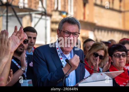 Bologna, Italien. 06. Mai 2023. Maurizio Landini, Generalsekretär der CGIL, spricht während der Gewerkschaftsdemonstration mit den Arbeitnehmern. 30.000 Arbeiter gingen in Bologna auf die Straße bei der Demonstration, die von den Konföderalen Gewerkschaften CGIL (Italienischer Generalverband der Arbeit), CISL (Italienischer Gewerkschaftsbund) und UIL (Italienischer Gewerkschaftsbund) organisiert wurde, um gegen die Arbeitsverordnung der Regierung Meloni zu protestieren. Elly Schlein wurde von einigen UIL-Arbeitern angefochten, um die Politisierung einer Arbeiterdemonstration zu vermeiden. Während der Intervention von der Bühne des Gewerkschaftsführers Pierpaolo Bomb Stockfoto