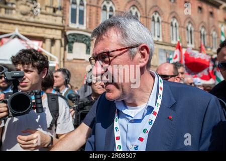 Bologna, Italien. 06. Mai 2023. Maurizio Landini, Generalsekretär der CGIL vor seiner Rede während der Gewerkschaftsdemonstration. 30.000 Arbeiter gingen in Bologna auf die Straße bei der Demonstration, die von den Konföderalen Gewerkschaften CGIL (Italienischer Generalverband der Arbeit), CISL (Italienischer Gewerkschaftsbund) und UIL (Italienischer Gewerkschaftsbund) organisiert wurde, um gegen die Arbeitsverordnung der Regierung Meloni zu protestieren. Elly Schlein wurde von einigen UIL-Arbeitern angefochten, um die Politisierung einer Arbeiterdemonstration zu vermeiden. Während der Intervention von der Bühne des Gewerkschaftsführers Pierpaolo Bombard Stockfoto