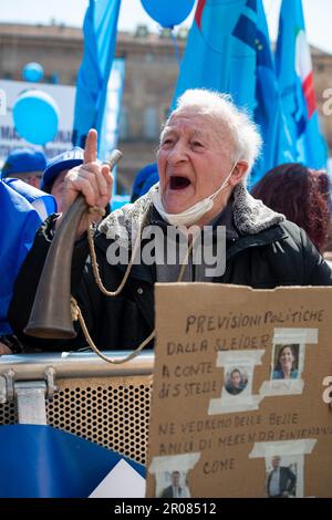 Bologna, Italien. 06. Mai 2023. Ein älterer Gentleman bei einer Demonstration des Meinungsverschiedenheiten während der Rede von Pierpaolo Bombardieri, dem Generalsekretär der UIL während der Gewerkschaftsdemonstration. 30.000 Arbeiter gingen in Bologna auf die Straße bei der Demonstration, die von den Konföderalen Gewerkschaften CGIL (Italienischer Generalverband der Arbeit), CISL (Italienischer Gewerkschaftsbund) und UIL (Italienischer Gewerkschaftsbund) organisiert wurde, um gegen die Arbeitsverordnung der Regierung Meloni zu protestieren. Elly Schlein wurde von einigen UIL-Arbeitern angefochten, um die Politisierung einer Arbeiterdemonstration zu vermeiden. Während des Zwischenstopps Stockfoto