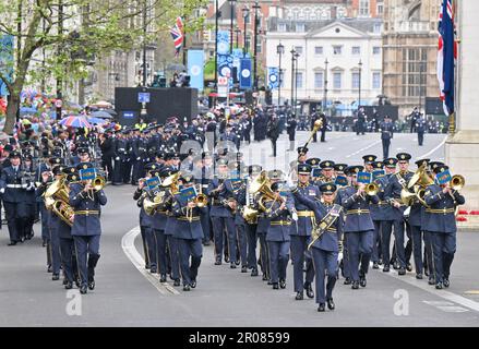 London, Großbritannien. 06. Mai 2023. London, Großbritannien, am 06 2023. Mai. Die Central Band der Royal Air Force marschiert am 06 2023. Mai entlang Whitehall, um die Positionen zur Krönung von König Karl III. Und Königin Camilla in Westminster Abbey, London, Großbritannien, zu übernehmen. Kredit: Francis Knight/Alamy Live News Stockfoto