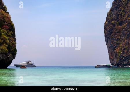 Der legendäre Maya Bay Beach ohne Menschen, wo der Film „Strand“ mit Leonardo DiCaprio mit einer wunderschönen Sandbucht und klarem Türkis gedreht wurde Stockfoto