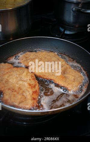 Traditionelle polnische Mahlzeit. Saftiges Schweinekotelett in einer Pfanne gebraten. Stockfoto