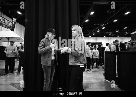 CALGARY BEER FESTIVAL: Zwei Freundinnen unterhalten sich während der Bierverkostung Stockfoto