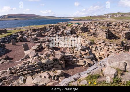 Teil des ausgegrabenen Dorfes aus der Eisenzeit in Old Scatness im Süden des Shetland-Festlands. West Voe von Sumburgh im Hintergrund. Stockfoto