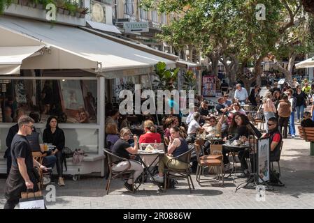 Heraklion, Kreta, Griechenland, EU. 2023. Gäste und Besucher des Stadtzentrums von Heraklion genießen ein Mittagessen in den Restaurants und Cafés im Freien. Stadtzentrum, Stockfoto