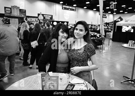 CALGARY BEER FESTIVAL: Zwei junge Frauen posieren auf dem Festival in Calgary Stockfoto