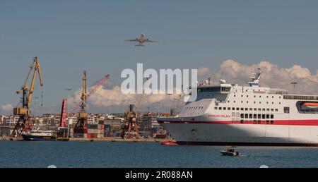 Heraklion, Kreta, Griechenland, EU. 2023. Ein Passagierflugzeug, das gerade vom Flughafen Heraklion abgeflogen ist und den Hafen und die Docks überquert. Stockfoto