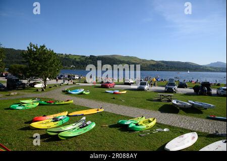 WALES, ENGLAND - 24. AUGUST 2019 - Touristen, die an einem sonnigen Tag im BalaLake North Wales, Großbritannien, Bootstouren genießen Stockfoto