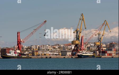 Heraklion, Kreta, Griechenland, EU. 2023. Hafen von Heraklion, Kreta, mit Blick auf Wohngebiet, Kräne und Boote. Stockfoto