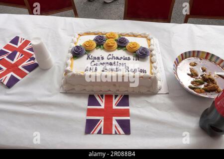 Croydon, Greater London, Großbritannien. 7. Mai 2023. Die Krönungsfeier von König Charles III. Geht weiter mit vielfältigen Mittagessen, Partys und Versammlungen im ganzen Land - hier in der Baitus Subhan Moschee in Croydon. Abgebildet ist der MosqueÕs Cake, eine Hommage an König Charles III Credit: Motofoto/Alamy Live News Stockfoto