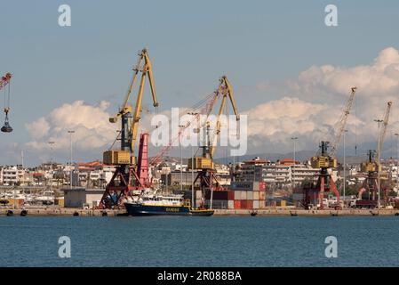 Heraklion, Kreta, Griechenland, EU. 2023. Hafen von Heraklion, Kreta, mit Blick auf Wohngebiet, Kräne und Boote. Stockfoto