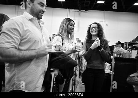 CALGARY BEER FESTIVAL: Zwei junge Frauen unterhalten sich, während sie Bier trinken Stockfoto