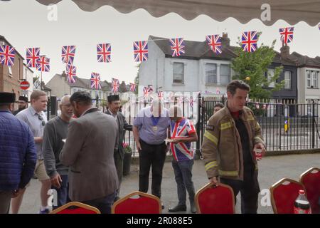 Croydon, Greater London, Großbritannien. 7. Mai 2023. Die Krönungsfeier von König Charles III. Geht weiter mit vielfältigen Mittagessen, Partys und Versammlungen im ganzen Land - hier in der Baitus Subhan Moschee in Croydon. Bilder sind Gäste, die den örtlichen Executive Mayor Jason Perry (hellblaues Hemd) umgeben. Kredit: Motofoto/Alamy Live News Stockfoto