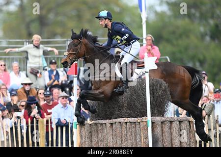 Badminton Estate, Gloucestershire, Großbritannien. 7. Mai 2023. 2023 Badminton Horse Trials Day 4; Arthur Duffort von Frankreich reitet Toronto D'Aurois während des Cross Country Tests Credit: Action Plus Sports/Alamy Live News Stockfoto