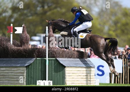 Badminton Estate, Gloucestershire, Großbritannien. 7. Mai 2023. 2023 Badminton Horse Trials Day 4; William Levett aus Australien reitet Huberthus AC gegen Fence 21during der Cross Country Test Credit: Action Plus Sports/Alamy Live News Stockfoto